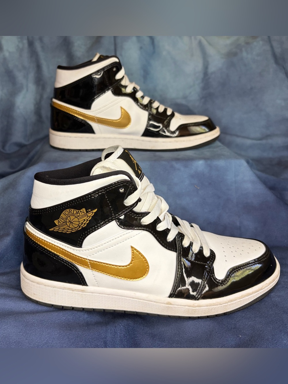 Jordan Mid 1 SE Black Gold